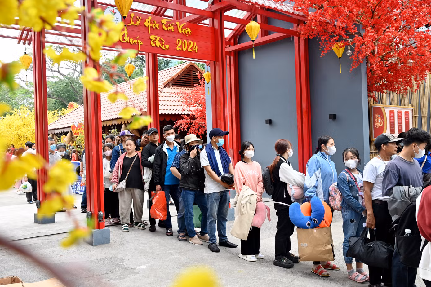 Hàng nghìn thanh niên công nhân, người lao động trở về quê nhà đón Tết trên các chuyến xe nghĩa tình.