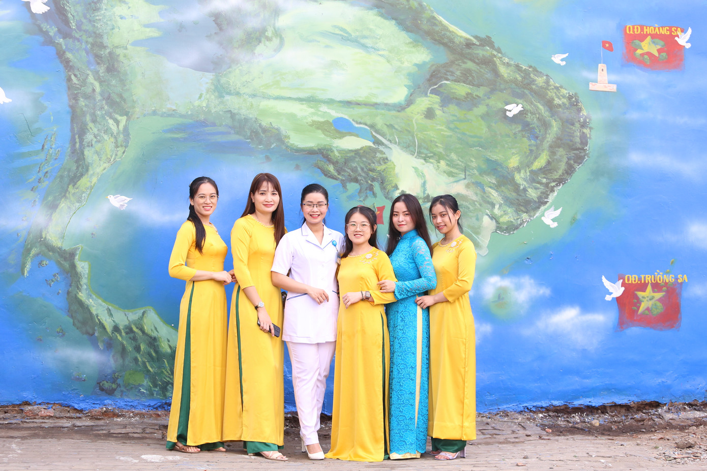 Cùng các đồng nghiệp hân hoan trước diện mạo mới của nơi mình làm việc, chị Diệp Phương (hộ sinh ở bệnh viện) cho biết trước kia mảng tường này xuống cấp, nhếch nhác, lại còn bị dán quảng cáo, vẽ bẩn nhìn rất mất thẩm mỹ. “Công trình này giúp diện mạo của bệnh viện và thành phố đẹp hơn, đồng thời cũng giúp mọi người tin tưởng vào chất lượng điều trị của bệnh viện”, chị Phương bày tỏ và cho rằng chính nhân viên y tế cũng rất yên tâm, hào hứng làm việc hơn. Cùng các đồng nghiệp hân hoan trước diện mạo mới của nơi mình làm việc, chị Diệp Phương (hộ sinh ở bệnh viện) cho biết trước kia mảng tường này xuống cấp, nhếch nhác, lại còn bị dán quảng cáo, vẽ bẩn nhìn rất mất thẩm mỹ. “Công trình này giúp diện mạo của bệnh viện và thành phố đẹp hơn, đồng thời cũng giúp mọi người tin tưởng vào chất lượng điều trị của bệnh viện”, chị Phương bày tỏ và cho rằng chính nhân viên y tế cũng rất yên tâm, hào hứng làm việc hơn.