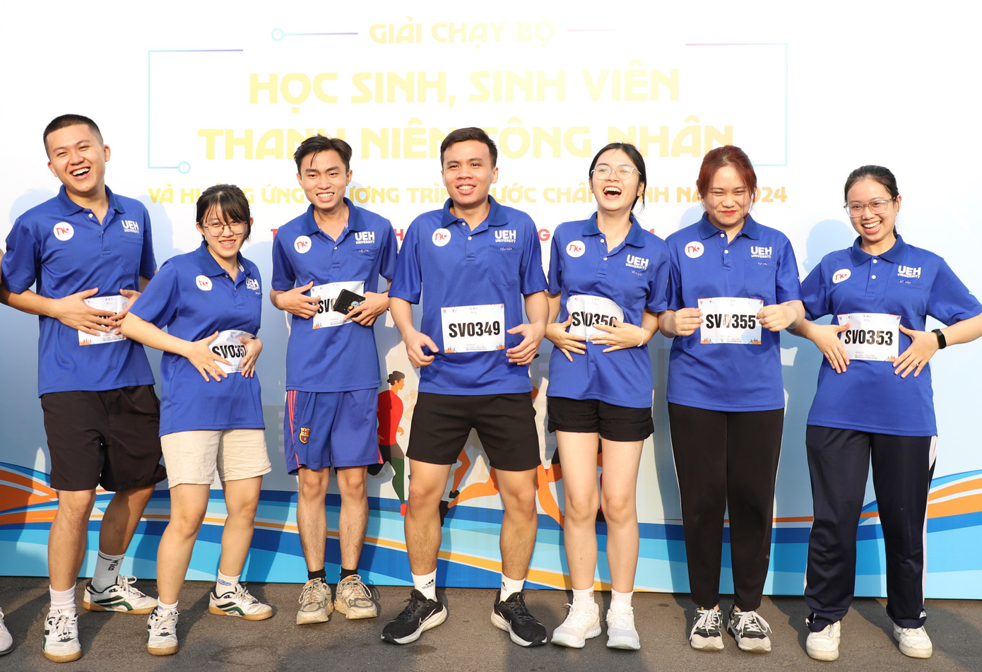 Bạn trẻ hào hứng tham gia ngày hội.