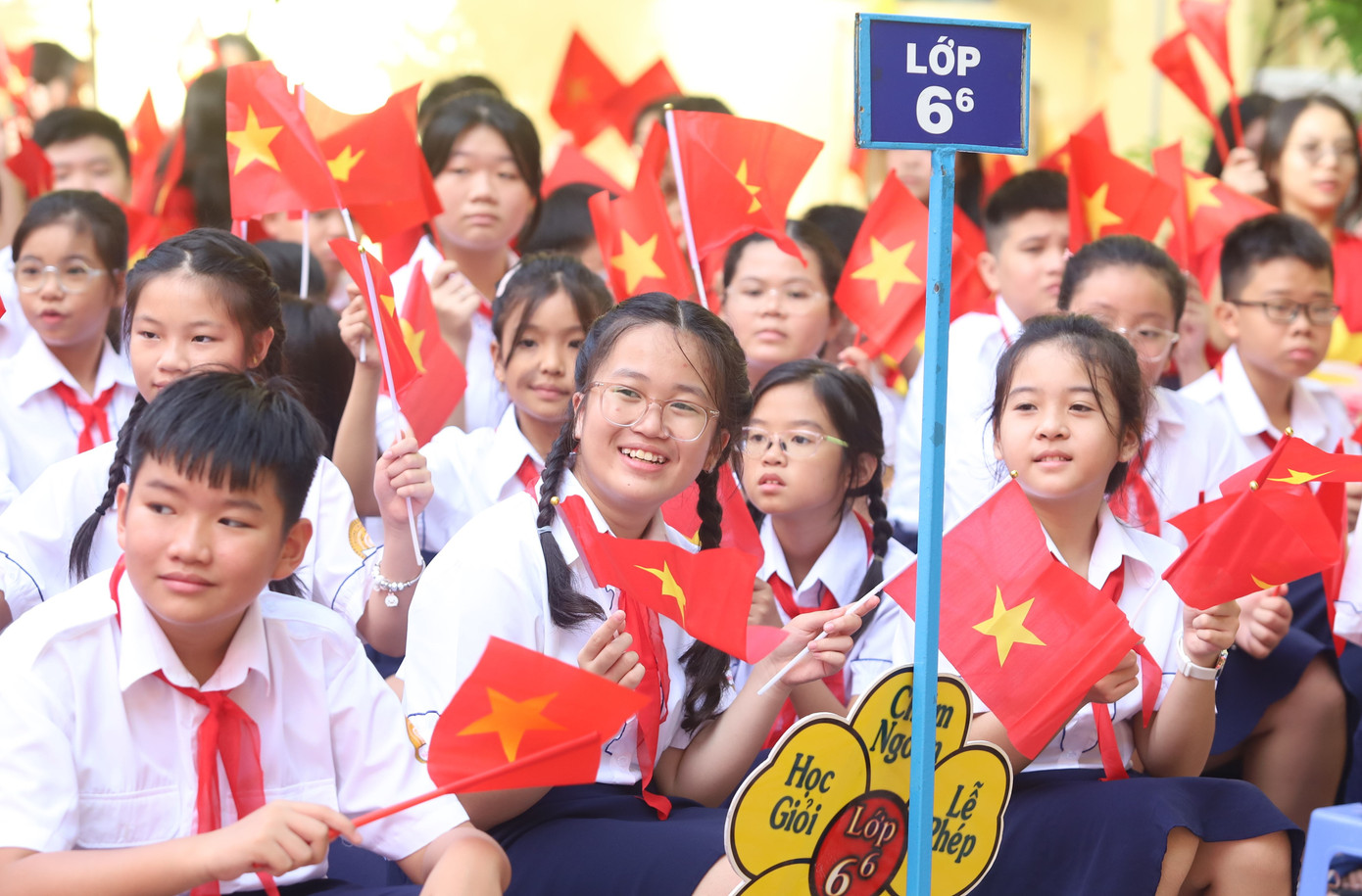 Các em học sinh Trường THCS Hồng Bàng hân hoan chào năm học mới. Ảnh: Ngô Tùng/TPO