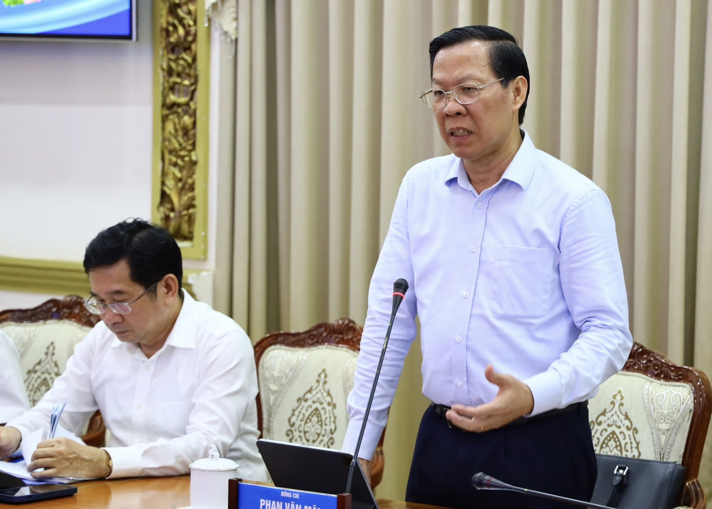 Chủ tịch UBND TPHCM Phan Văn Mãi trao đổi tại phiên họp. Chủ tịch UBND TPHCM Phan Văn Mãi trao đổi tại phiên họp.