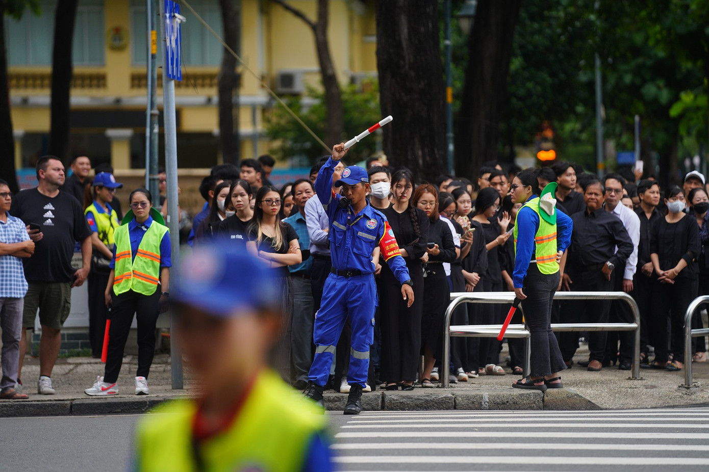 Mỗi bạn trẻ chung tay một phần việc nhỏ góp phần mang lại không gian trật tự, tôn nghiêm trong suốt hai ngày diễn ra Lễ viếng, Quốc tang Tổng Bí thư Nguyễn Phú Trọng.