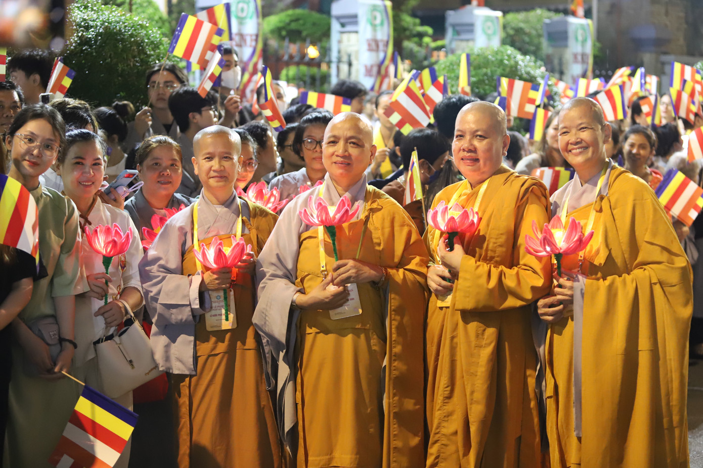 Tối 15/5 (nhằm ngày 8/4 Âm lịch năm Giáp Thìn), Ban Trị sự Giáo hội Phật giáo Việt Nam (GHPGVN) TPHCM tổ chức lễ rước kiệu, thỉnh tôn tượng Đức Phật đản sinh từ Tổ đình Ấn Quang đến Việt Nam Quốc tự (quận 10, TPHCM).