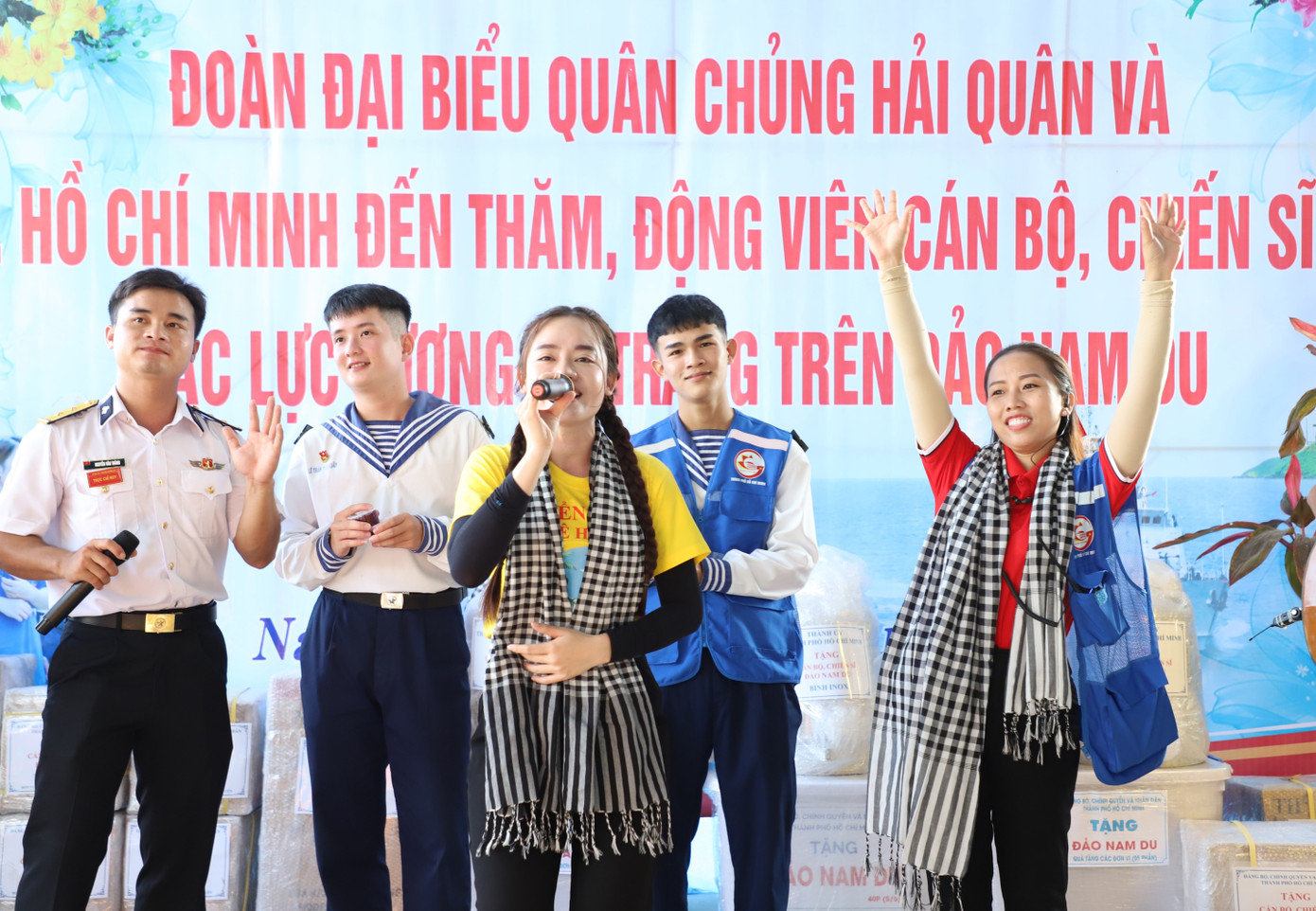 Các văn nghệ sĩ tham gia giao lưu văn nghệ cùng cán bộ, chiến sĩ tại các điểm đảo. Các văn nghệ sĩ tham gia giao lưu văn nghệ cùng cán bộ, chiến sĩ tại các điểm đảo.