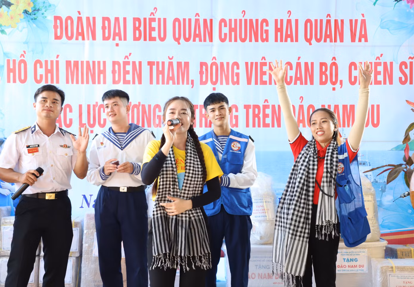 Các văn nghệ sĩ tham gia giao lưu văn nghệ cùng cán bộ, chiến sĩ tại các điểm đảo.