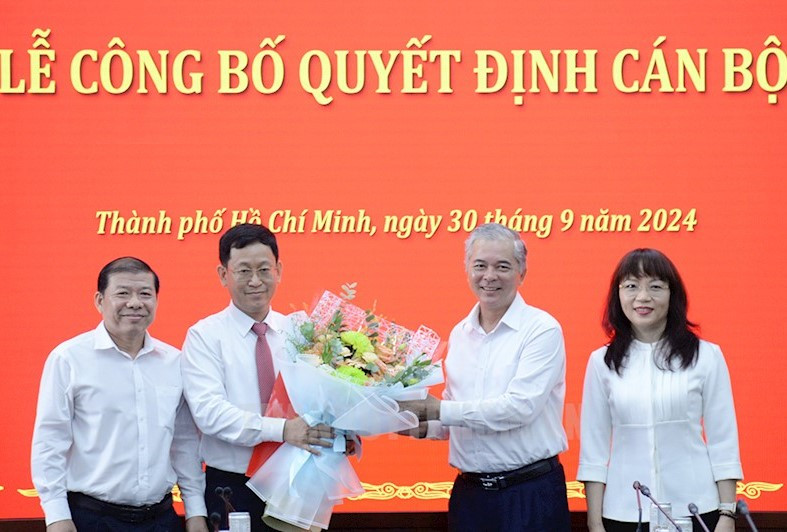 Trưởng ban Nội chính Thành ủy TPHCM Ngô Minh Châu trao hoa chúc mừng ông Trần Quốc Trung nhận nhiệm vụ mới. Ảnh: Thành ủy TPHCM. Trưởng ban Nội chính Thành ủy TPHCM Ngô Minh Châu trao hoa chúc mừng ông Trần Quốc Trung nhận nhiệm vụ mới. Ảnh: Thành ủy TPHCM.