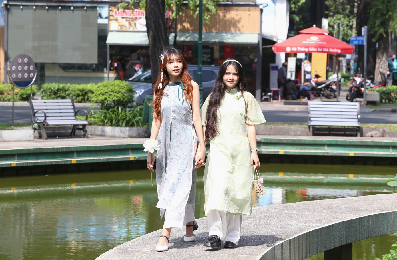 Những ngày này, rất đông các cô gái diện áo dài để lưu giữ những khoảnh khắc thanh xuân.
