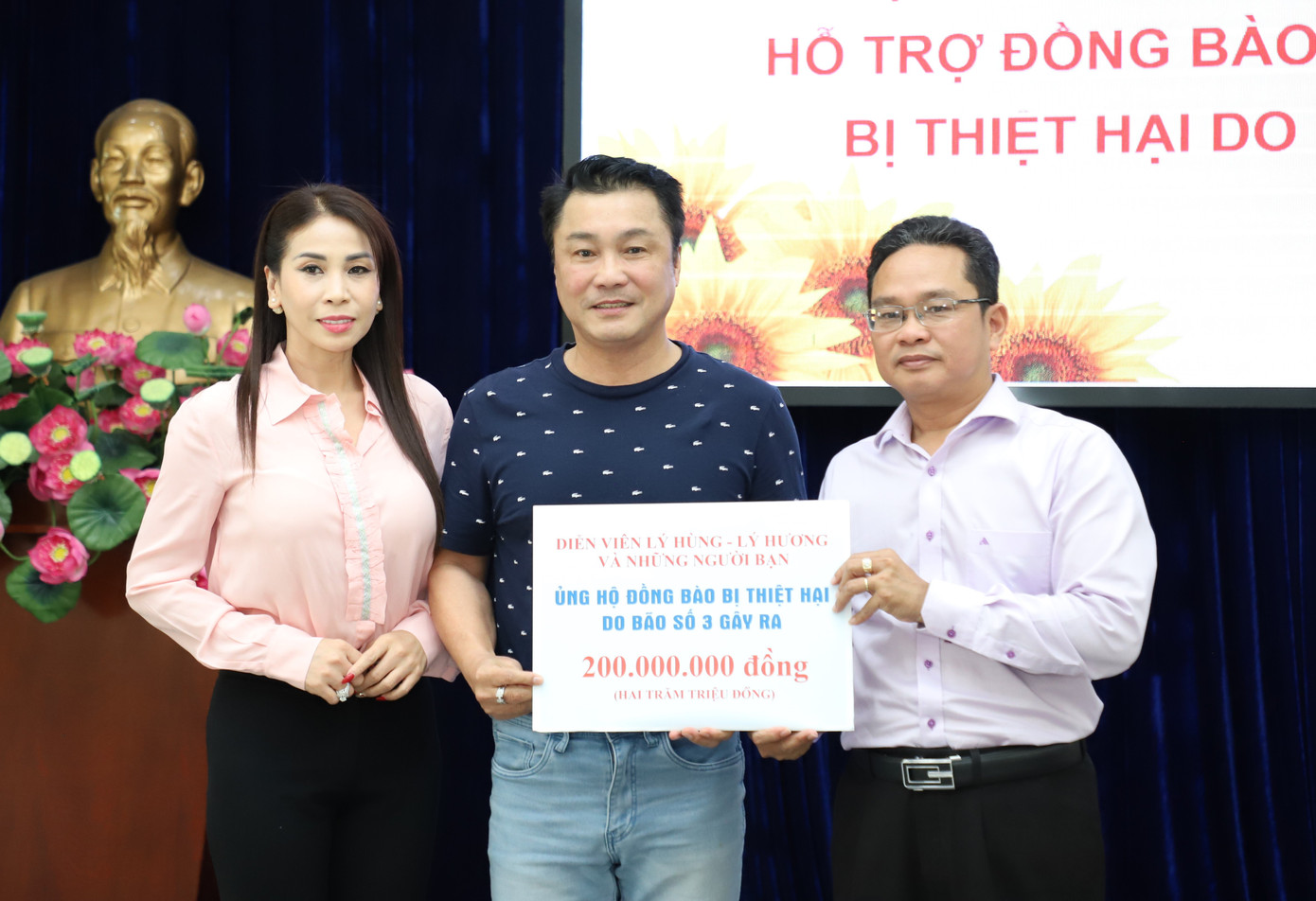 Hai anh em diễn viên Lý Hùng - Lý Hương mang theo tình cảm của bạn bè đến trao tiền ủng hộ cho Ủy ban MTTQ Việt Nam TPHCM để hỗ trợ đồng bào bị thiệt hại bởi thiên tai.