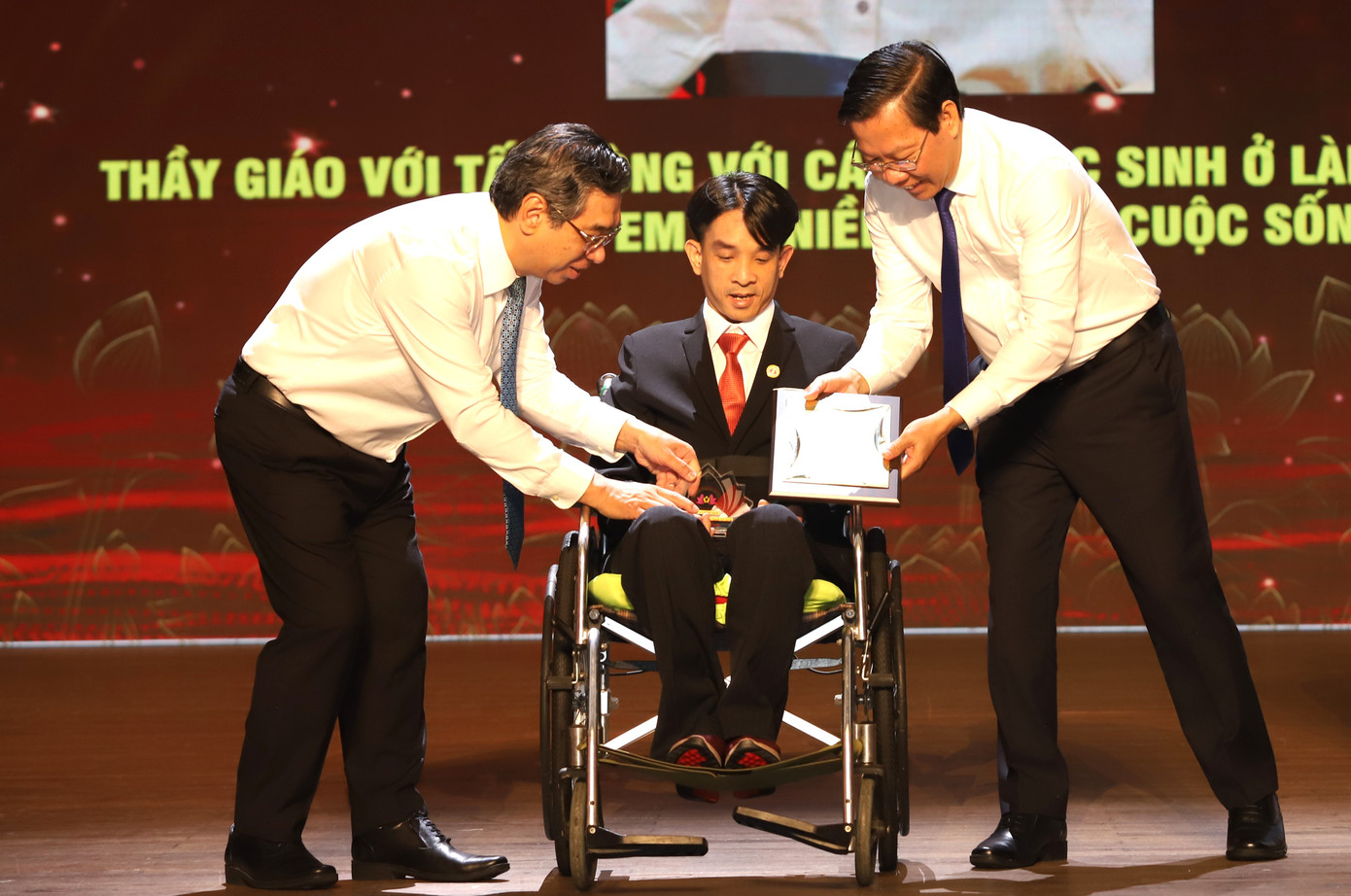 TPHCM tiến tới một đô thị điển hình về lòng nhân ái. TPHCM tiến tới một đô thị điển hình về lòng nhân ái.