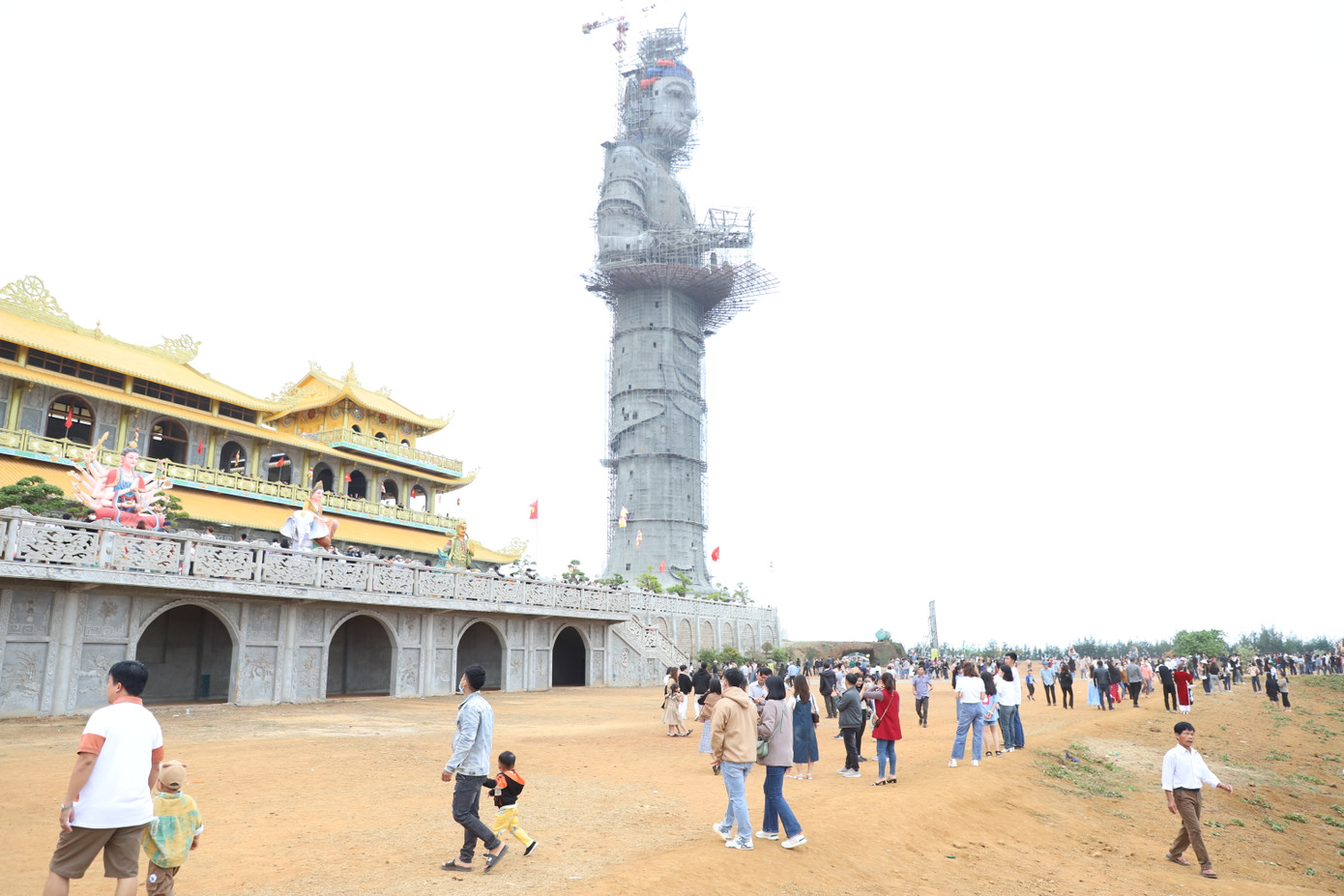 Được khởi công xây dựng nhiều năm qua và đang trong quá trình hoàn thiện, chùa Minh Đức trở thành điểm đến tham quan của đông đảo bà con thời gian qua, nhất là dịp lễ Tết. Điểm nhấn của chùa là pho tượng Phật Quan Âm cao 125 m, được xem là tượng Phật cao nhất nước đến thời điểm này.