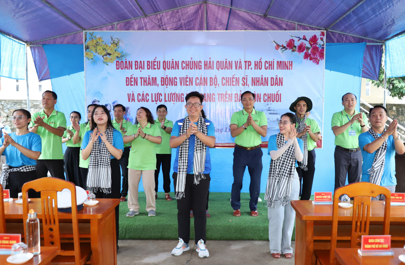 Các thành viên đoàn công tác còn gửi tặng món quà văn nghệ ấm tình đến quân, dân trên các đảo. Ảnh: Ngô Tùng Các thành viên đoàn công tác còn gửi tặng món quà văn nghệ ấm tình đến quân, dân trên các đảo. Ảnh: Ngô Tùng