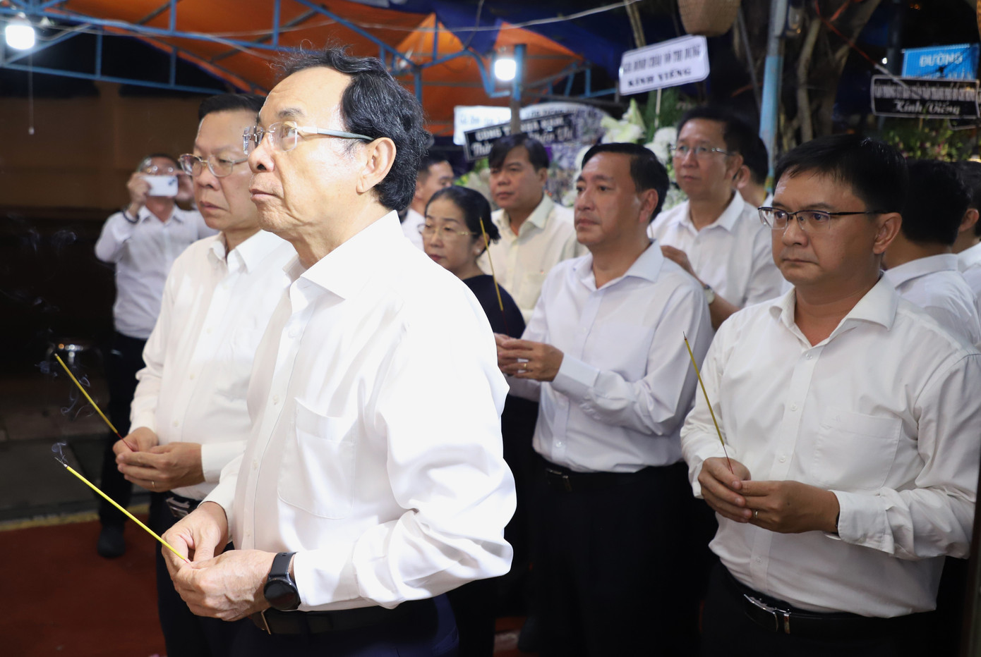 Bí thư Thành ủy TPHCM Nguyễn Văn Nên cùng các lãnh đạo thành phố dâng hương viếng nhà nghiên cứu Nguyễn Đình Đầu. Bí thư Thành ủy TPHCM Nguyễn Văn Nên cùng các lãnh đạo thành phố dâng hương viếng nhà nghiên cứu Nguyễn Đình Đầu.