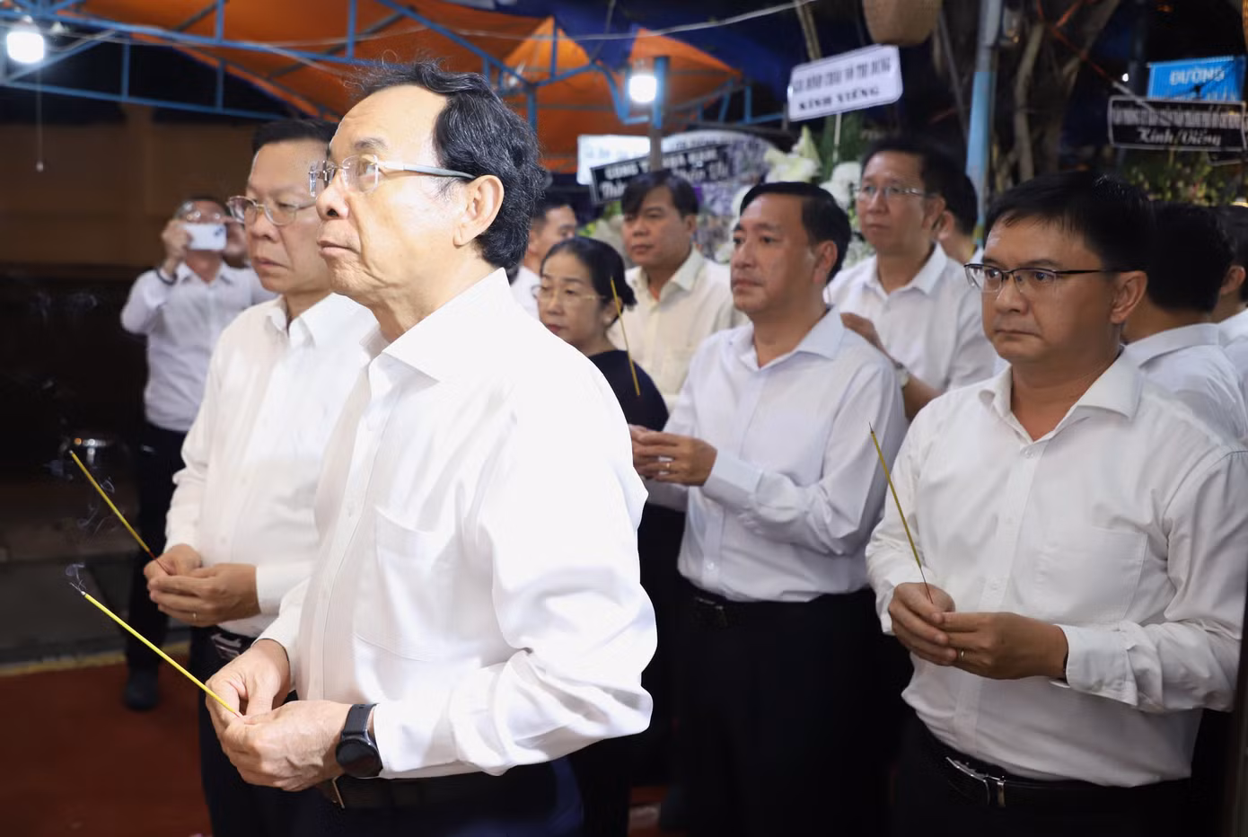 Bí thư Thành ủy TPHCM Nguyễn Văn Nên cùng các lãnh đạo thành phố dâng hương viếng nhà nghiên cứu Nguyễn Đình Đầu.