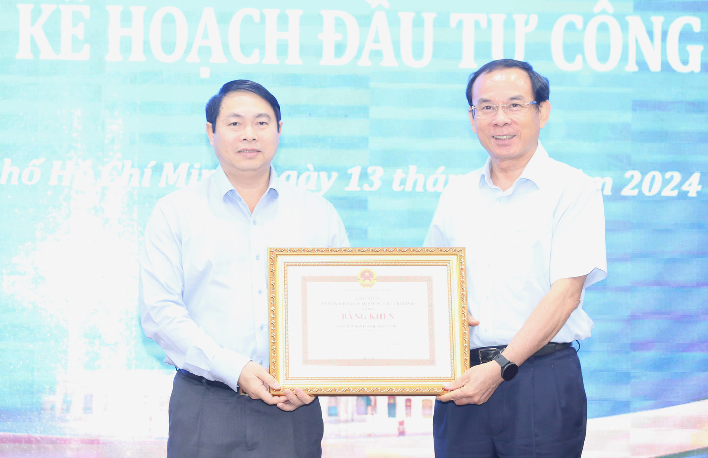 Bí thư Thành ủy TPHCM trao Bằng khen của UBND TPHCM tuyên dương cá nhân có nỗ lực tiêu biểu trong công tác giải ngân đầu tư công năm qua. Ảnh: Ngô Tùng Bí thư Thành ủy TPHCM trao Bằng khen của UBND TPHCM tuyên dương cá nhân có nỗ lực tiêu biểu trong công tác giải ngân đầu tư công năm qua. Ảnh: Ngô Tùng