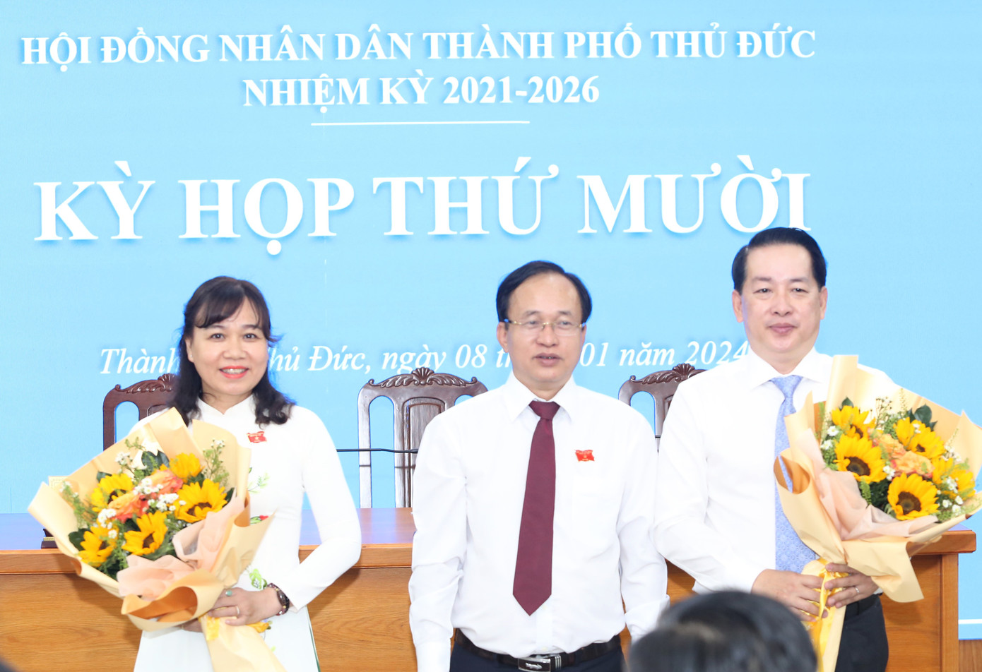 Chủ tịch HĐND TP Thủ Đức Nguyễn Phước Hưng trao hoa chúc mừng hai tân Phó Chủ tịch HĐND TP Thủ Đức: Nguyễn Hồng Điệp (bìa trái) và Kiều Ngọc Vũ.