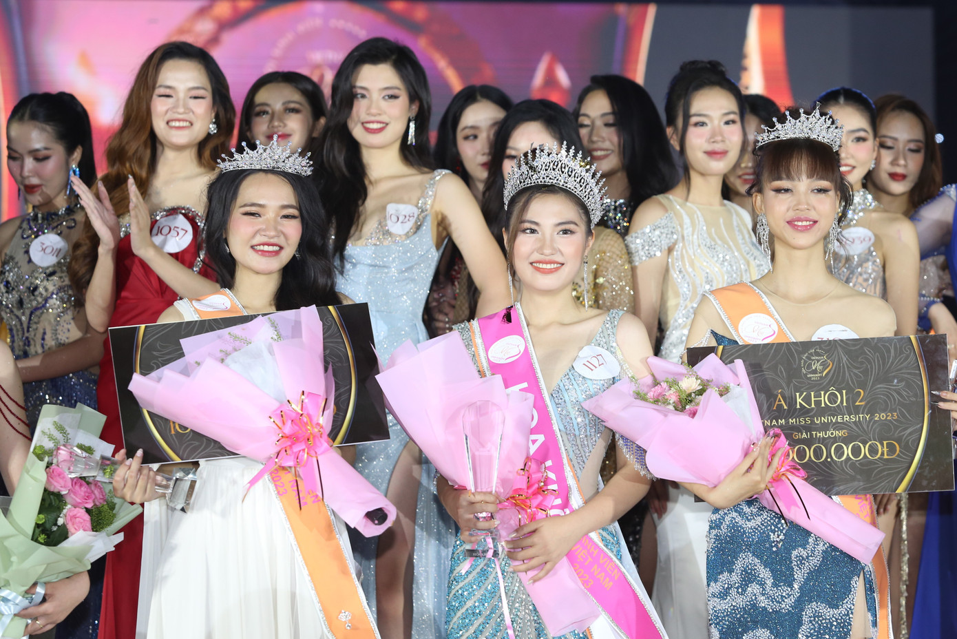 Top 3 gồm: Hoa khôi Trịnh Huyền Mai (giữa, Trường đại học Ngoại thương), Á khôi 1 Nguyễn Thị Minh Phương (trái, Trường đại học Y Hà Nội) và Á khôi 2 Dương Kim Thanh (Trường đại học Công nghệ TPHCM). Top 3 gồm: Hoa khôi Trịnh Huyền Mai (giữa, Trường đại học Ngoại thương), Á khôi 1 Nguyễn Thị Minh Phương (trái, Trường đại học Y Hà Nội) và Á khôi 2 Dương Kim Thanh (Trường đại học Công nghệ TPHCM).