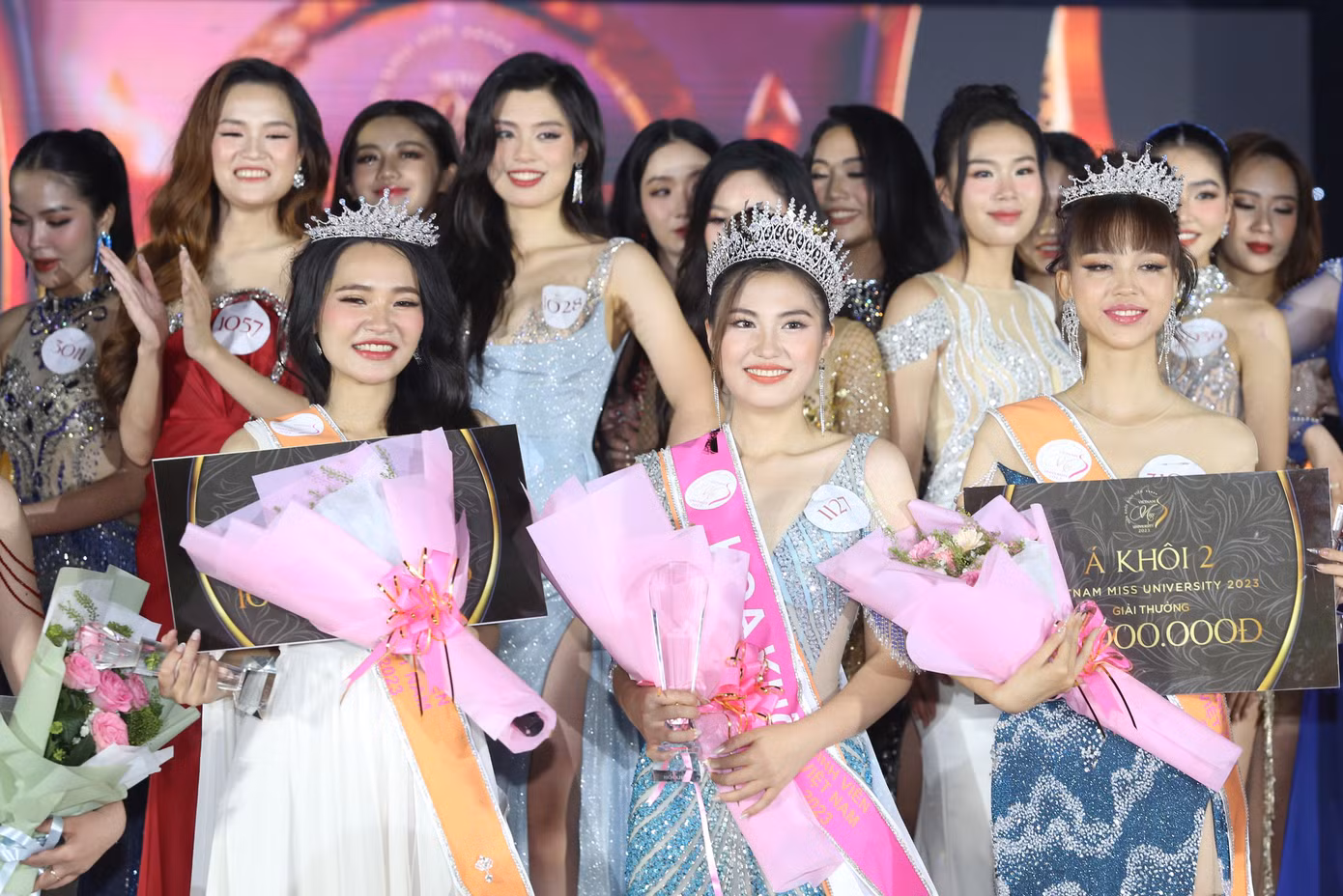 Top 3 gồm: Hoa khôi Trịnh Huyền Mai (giữa, Trường đại học Ngoại thương), Á khôi 1 Nguyễn Thị Minh Phương (trái, Trường đại học Y Hà Nội) và Á khôi 2 Dương Kim Thanh (Trường đại học Công nghệ TPHCM).
