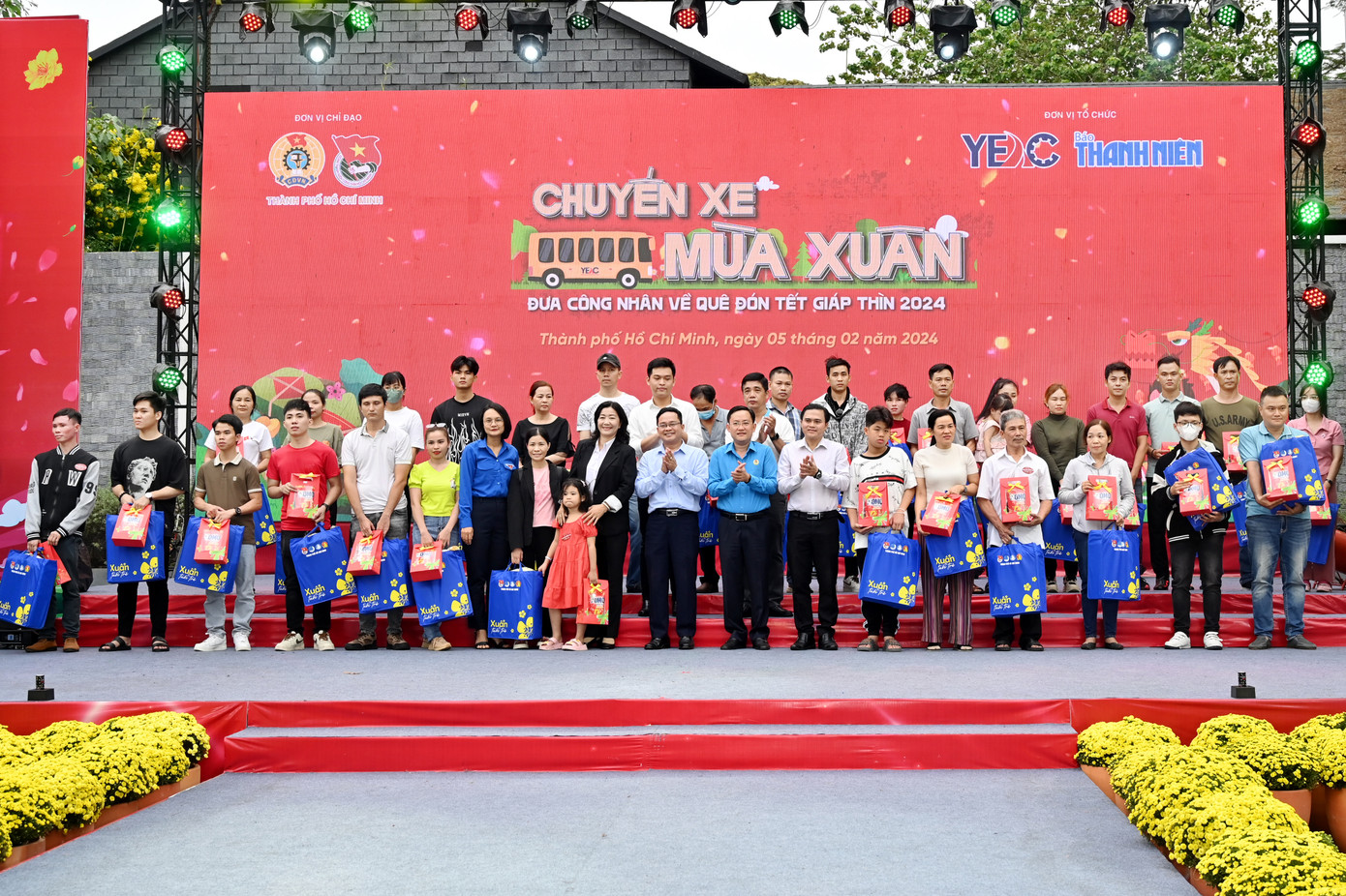 Ban tổ chức trao quà đến người lao động tại lễ tiễn. Ảnh: Quốc Thanh