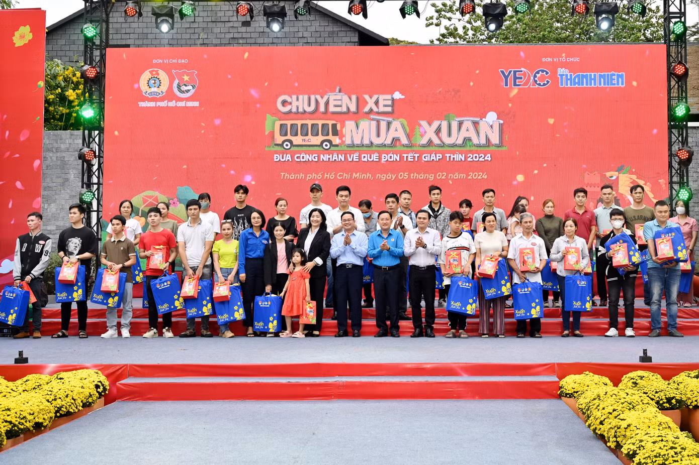 Ban tổ chức trao quà đến người lao động tại lễ tiễn. Ảnh: Quốc Thanh