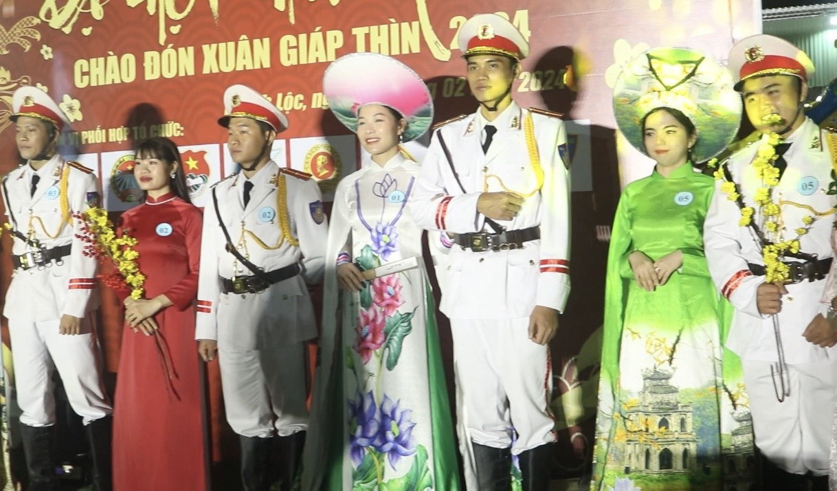 Màu áo quân nhân bên những tà áo dài truyền thống. Ảnh: CTV Màu áo quân nhân bên những tà áo dài truyền thống. Ảnh: CTV