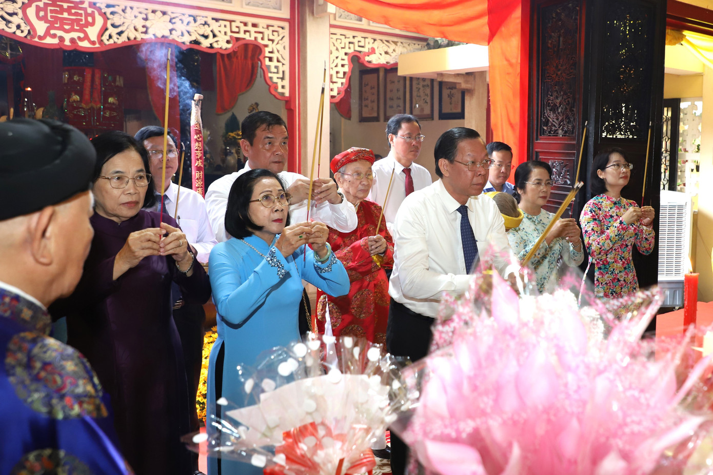 Các đồng chí lãnh đạo, nguyên lãnh đạo TPHCM và tỉnh Tây Ninh thành kính tri ân công lao to lớn của Đức Tả quân Lê Văn Duyệt, người có công giữ an bờ cõi và mở mang vùng đất Nam bộ. Các đồng chí lãnh đạo, nguyên lãnh đạo TPHCM và tỉnh Tây Ninh thành kính tri ân công lao to lớn của Đức Tả quân Lê Văn Duyệt, người có công giữ an bờ cõi và mở mang vùng đất Nam bộ.