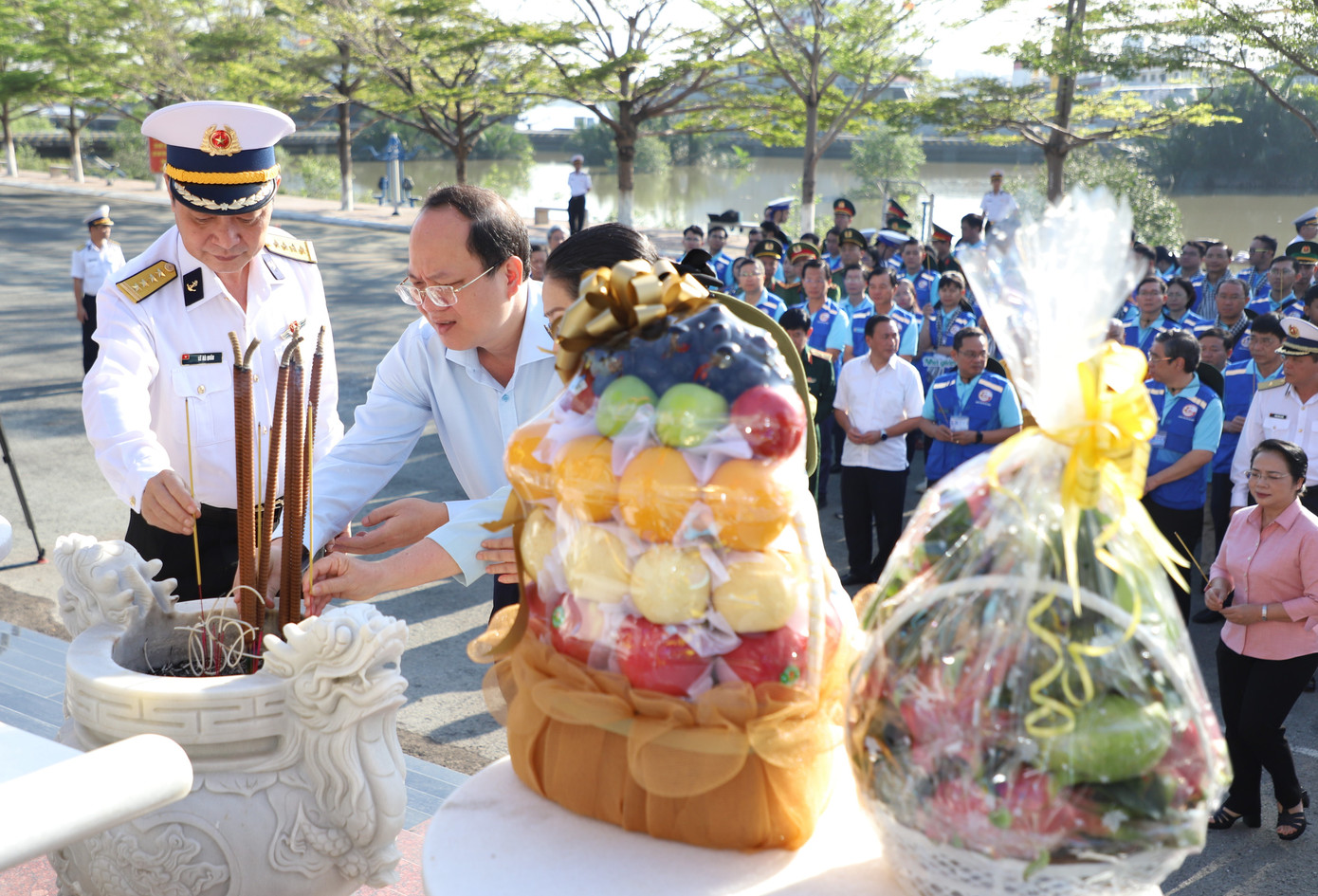 Lãnh đạo TPHCM và các đại biểu thắp hương tưởng niệm Anh hùng liệt sĩ đã góp phần bảo vệ vững chắc chủ quyền biển, đảo của Tổ quốc.
