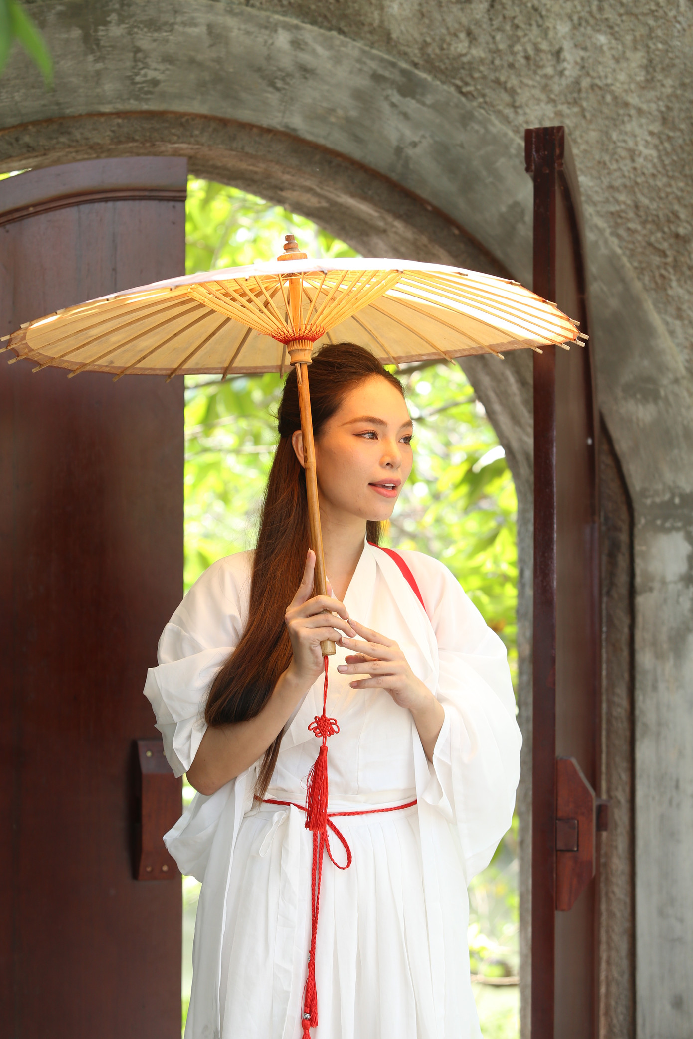 Trong khi đó, trong diện mạo đậm chất cổ trang, cô gái này đến bảo tàng để quay MV với các khung cảnh cổ kính của bảo tàng.