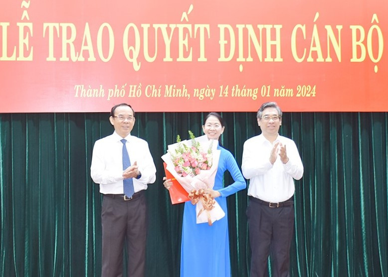 Bí thư Thành ủy TPHCM Nguyễn Văn Nên cùng Phó Bí thư Thành ủy TPHCM Nguyễn Phước Lộc trao quyết định và hoa chúc mừng tân Bí thư Quận ủy quận Phú Nhuận Phan Thị Thanh Phương. Ảnh: Thành ủy TPHCM. Bí thư Thành ủy TPHCM Nguyễn Văn Nên cùng Phó Bí thư Thành ủy TPHCM Nguyễn Phước Lộc trao quyết định và hoa chúc mừng tân Bí thư Quận ủy quận Phú Nhuận Phan Thị Thanh Phương. Ảnh: Thành ủy TPHCM.