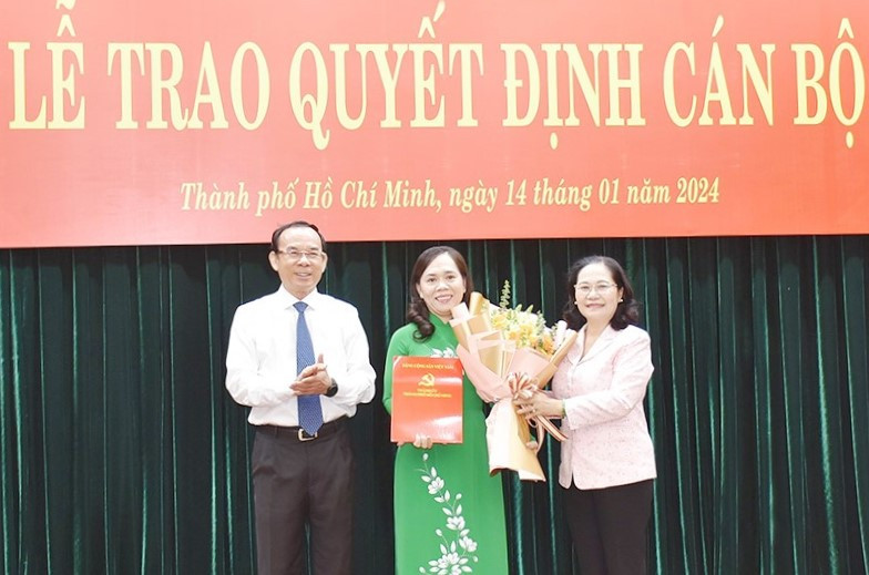 Bí thư Thành ủy TPHCM Nguyễn Văn Nên (bìa trái) cùng Phó Bí thư Thành ủy, Chủ tịch HĐND TPHCM Nguyễn Thị Lệ trao quyết định và hoa chúc mừng bà Nguyễn Thanh Xuân, tân Bí thư Quận ủy quận 3. Ảnh: Thành ủy TPHCM Bí thư Thành ủy TPHCM Nguyễn Văn Nên (bìa trái) cùng Phó Bí thư Thành ủy, Chủ tịch HĐND TPHCM Nguyễn Thị Lệ trao quyết định và hoa chúc mừng bà Nguyễn Thanh Xuân, tân Bí thư Quận ủy quận 3. Ảnh: Thành ủy TPHCM