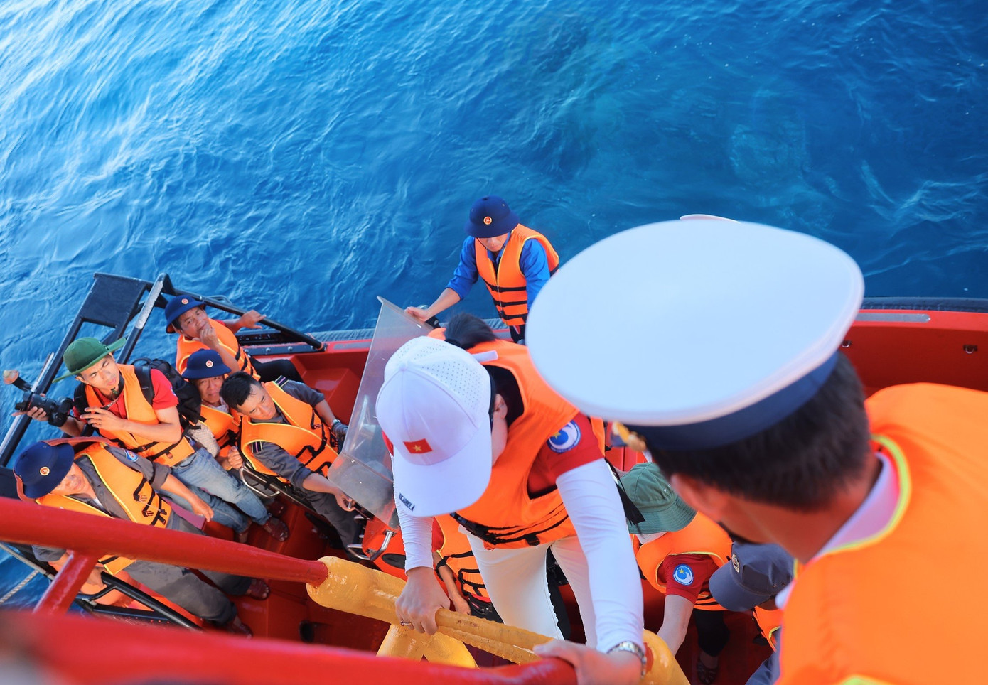 Phóng viên báo Tiền Phong cùng các thành viên hành trình lên thăm và tác nghiệp tại Nhà giàn DK1/8. Phóng viên báo Tiền Phong cùng các thành viên hành trình lên thăm và tác nghiệp tại Nhà giàn DK1/8.