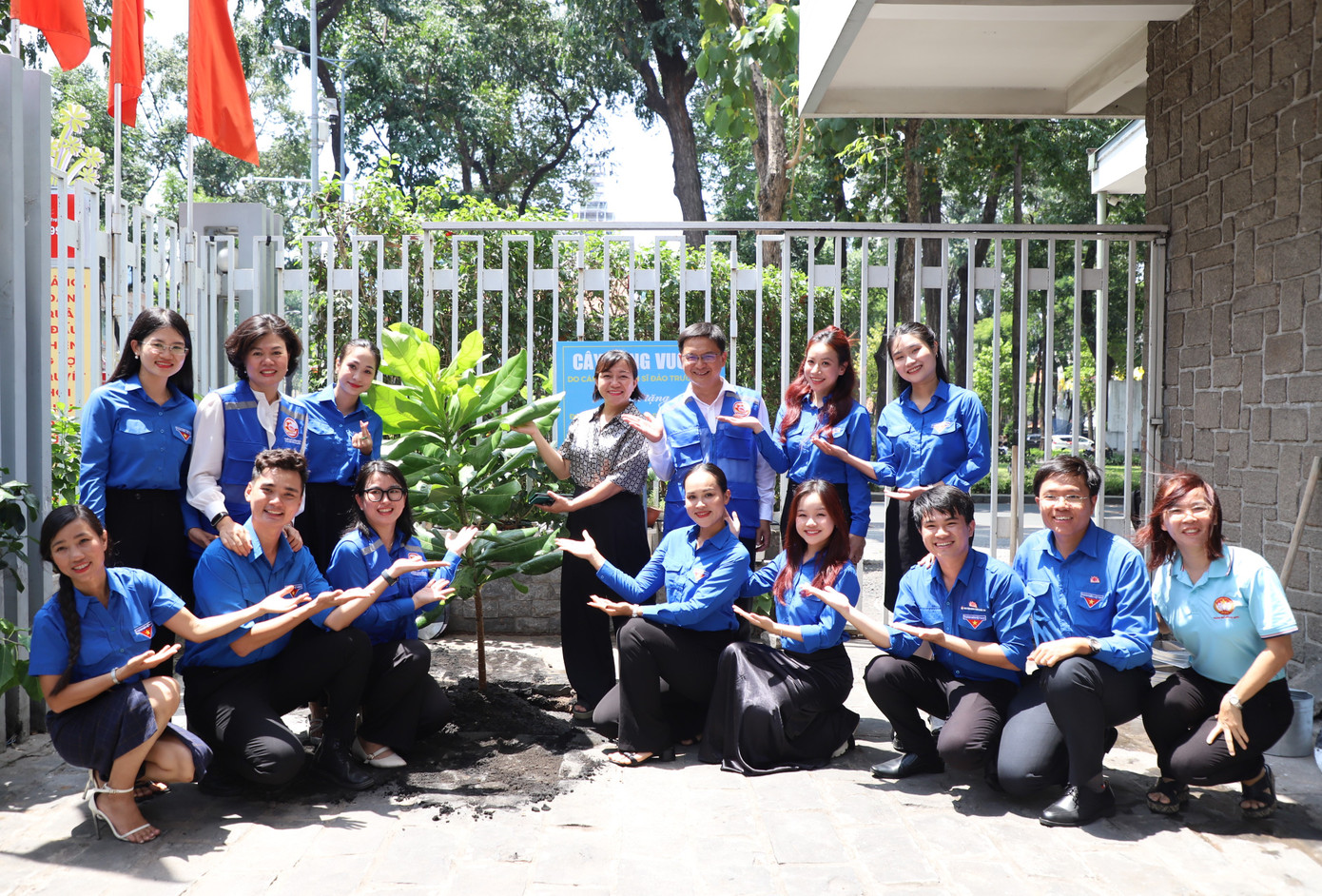 Đại biểu tham gia đoàn công tác số 12 cùng các bạn cán bộ Đoàn, đoàn viên thanh niên TPHCM lưu niệm bên cây bàng vuông Trường Sa. Ảnh: Ngô Tùng Đại biểu tham gia đoàn công tác số 12 cùng các bạn cán bộ Đoàn, đoàn viên thanh niên TPHCM lưu niệm bên cây bàng vuông Trường Sa. Ảnh: Ngô Tùng