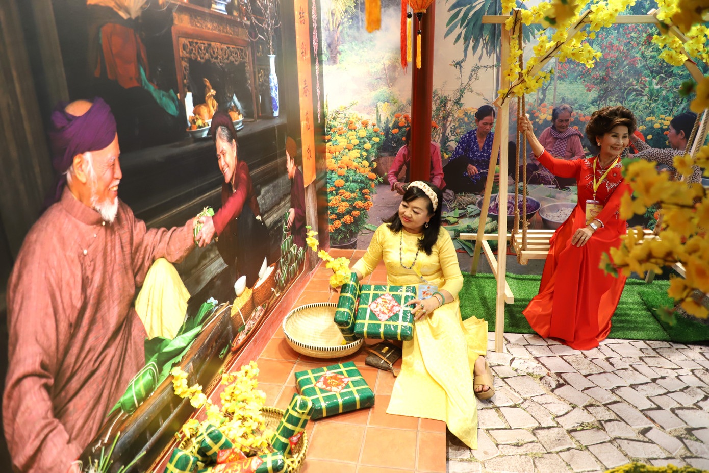 Các kiều bào có dịp gặp gỡ, trải nghiệm các không gian đậm chất Tết Việt.