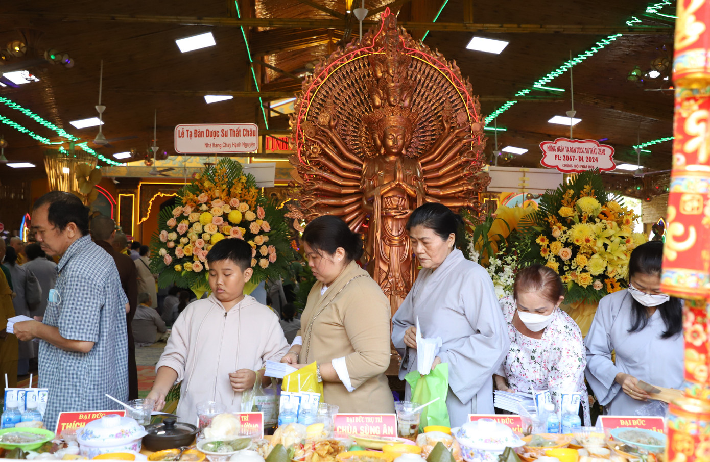 Đến đây, các phật tử và bà con có lòng đã phát tâm gieo duyên cúng dường sớt bát các vị chư tôn đức. Bằng tấm lòng hướng về Tam bảo, người dân đã hoan hỷ dâng lên các vị tỳ kheo những vật phẩm để cảm ơn, bày tỏ sự tôn kính với các vị.