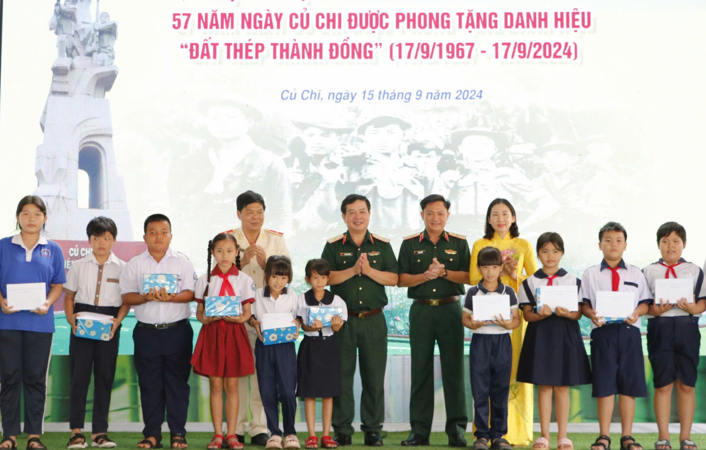 Huyện ủy Củ Chi cùng Đảng ủy Quân sự TPHCM tặng quà động viên các em học sinh.