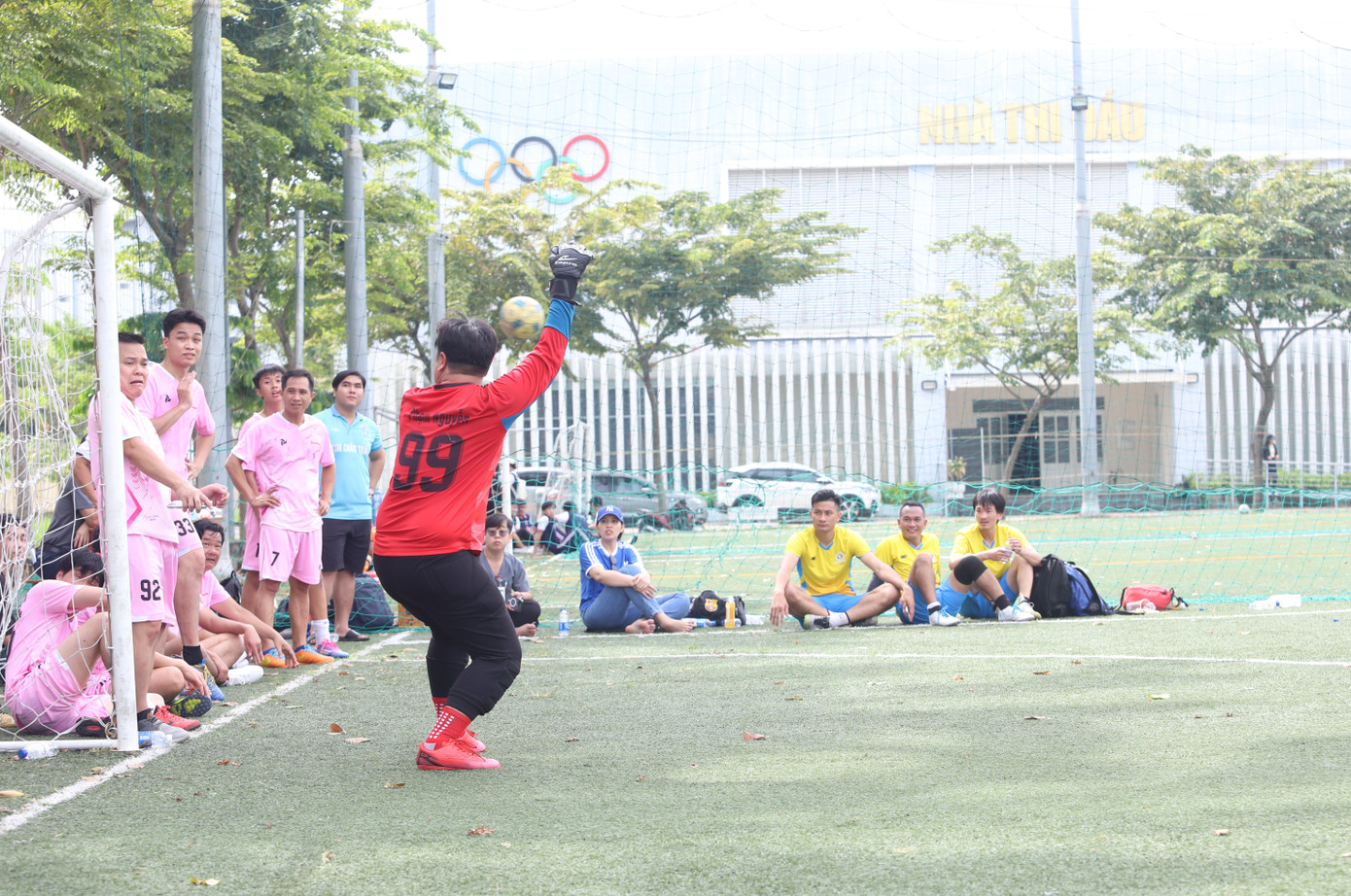 Các đội bóng góp sức mang đến những trận cầu sôi nổi, hấp dẫn.