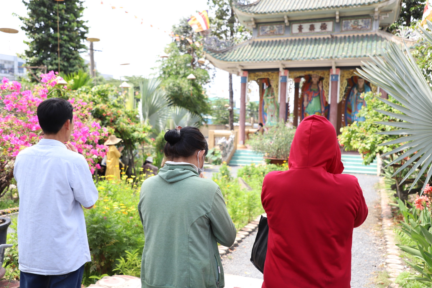 Bà con lễ bái chư Phật bên trong tổ đình Phước Tường.