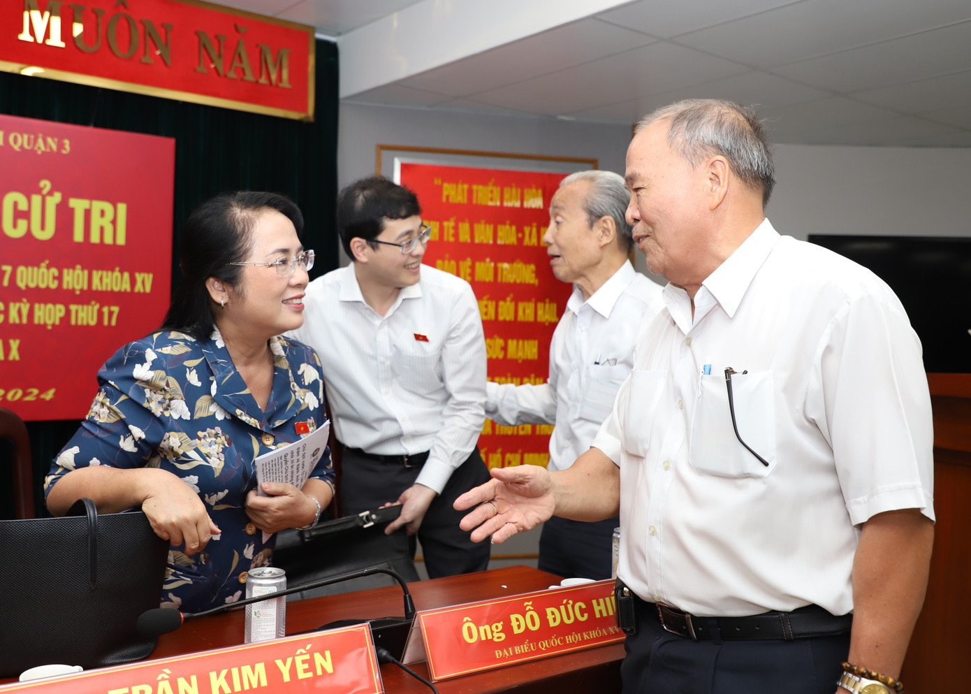 Cử tri quận 3 trao đổi thêm với ĐBQH sau buổi tiếp xúc. Ảnh: Ngô Tùng