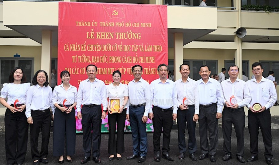 Bí thư Nguyễn Văn Nên cùng các lãnh đạo cơ quan Thành ủy tuyên dương, khen thưởng các điển hình trong kể chuyện về Bác. Ảnh: Thành ủy TPHCM