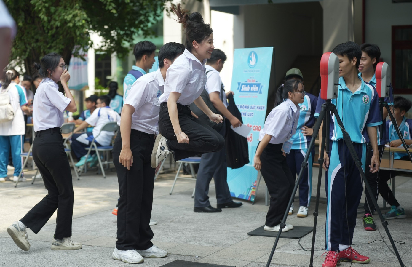 Các bạn cán bộ Hội, hội viên sinh viên hào hứng thi tài ở phần thi kiểm tra thể chất trong khuôn khổ vòng loại. Ảnh: Quốc Hoàng Các bạn cán bộ Hội, hội viên sinh viên hào hứng thi tài ở phần thi kiểm tra thể chất trong khuôn khổ vòng loại. Ảnh: Quốc Hoàng