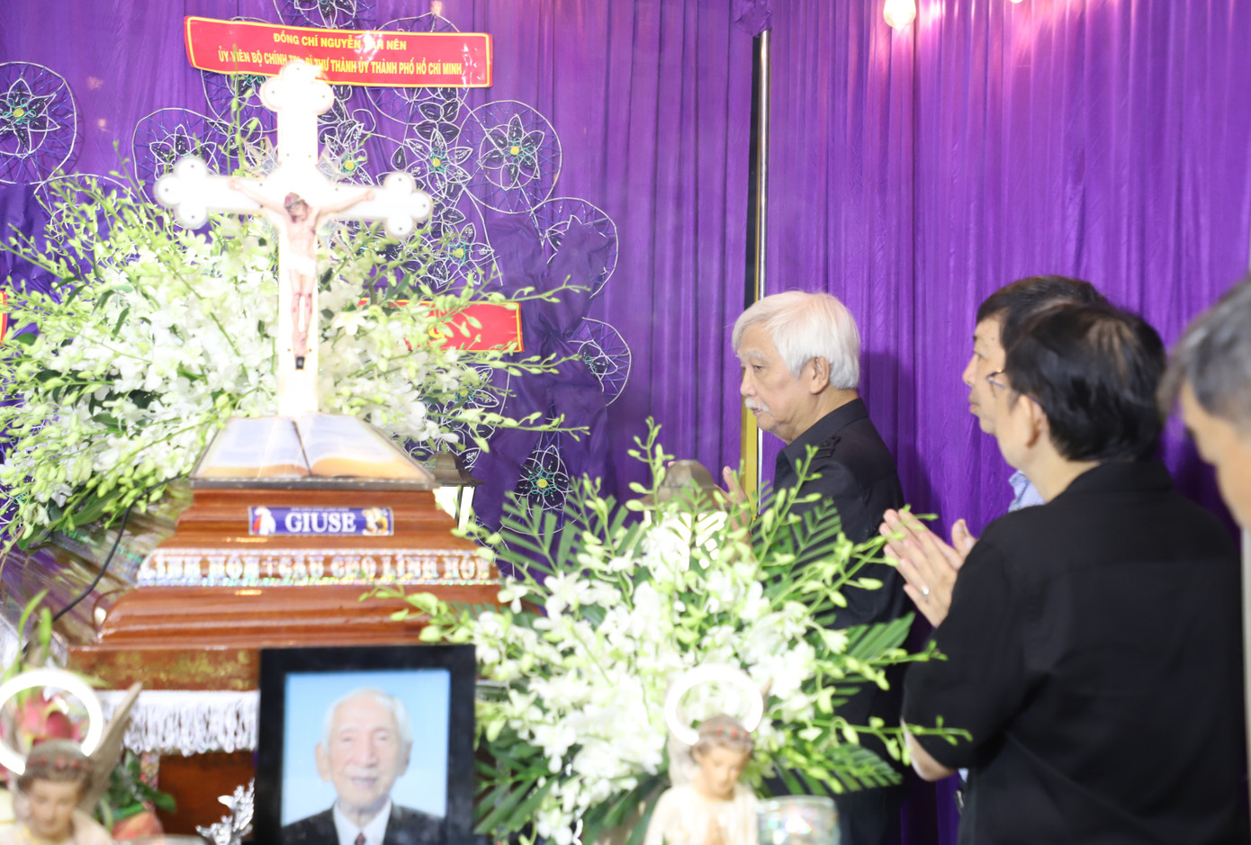 Nhà sử học Dương Trung Quốc viếng ông Nguyễn Đình Đầu. Nhà sử học Dương Trung Quốc viếng ông Nguyễn Đình Đầu.