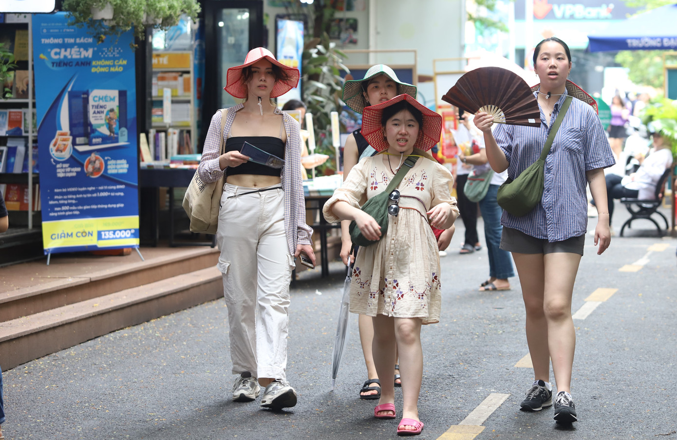 Du khách đến với Đường sách Nguyễn Văn Bình. Du khách đến với Đường sách Nguyễn Văn Bình.