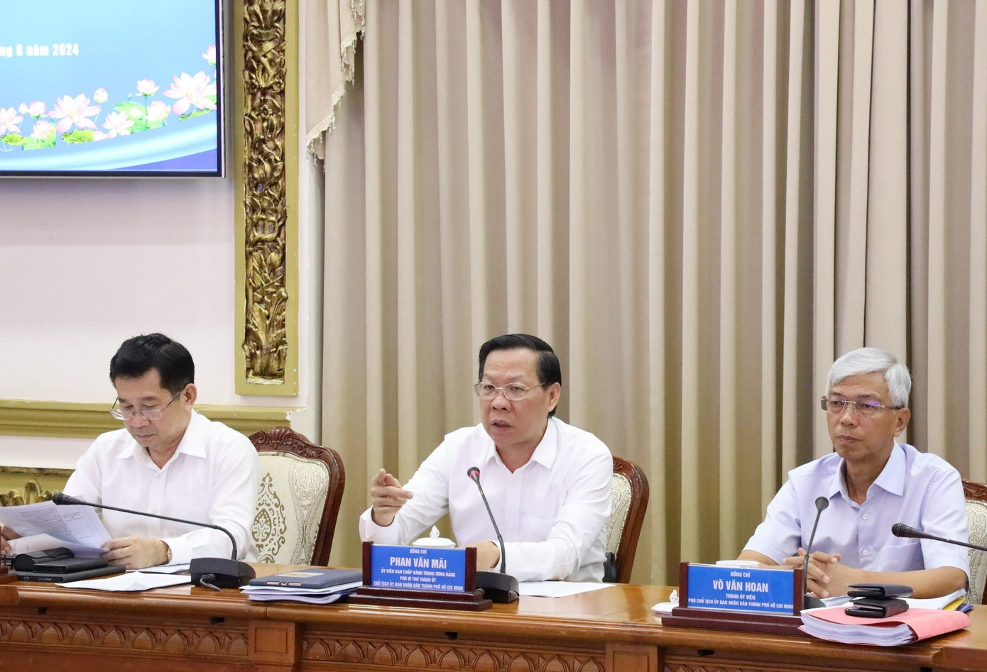 Chủ tịch UBND TPHCM Phan Văn Mãi trao đổi tại phiên họp. Ảnh: Trung tâm Báo chí TPHCM. Chủ tịch UBND TPHCM Phan Văn Mãi trao đổi tại phiên họp. Ảnh: Trung tâm Báo chí TPHCM.