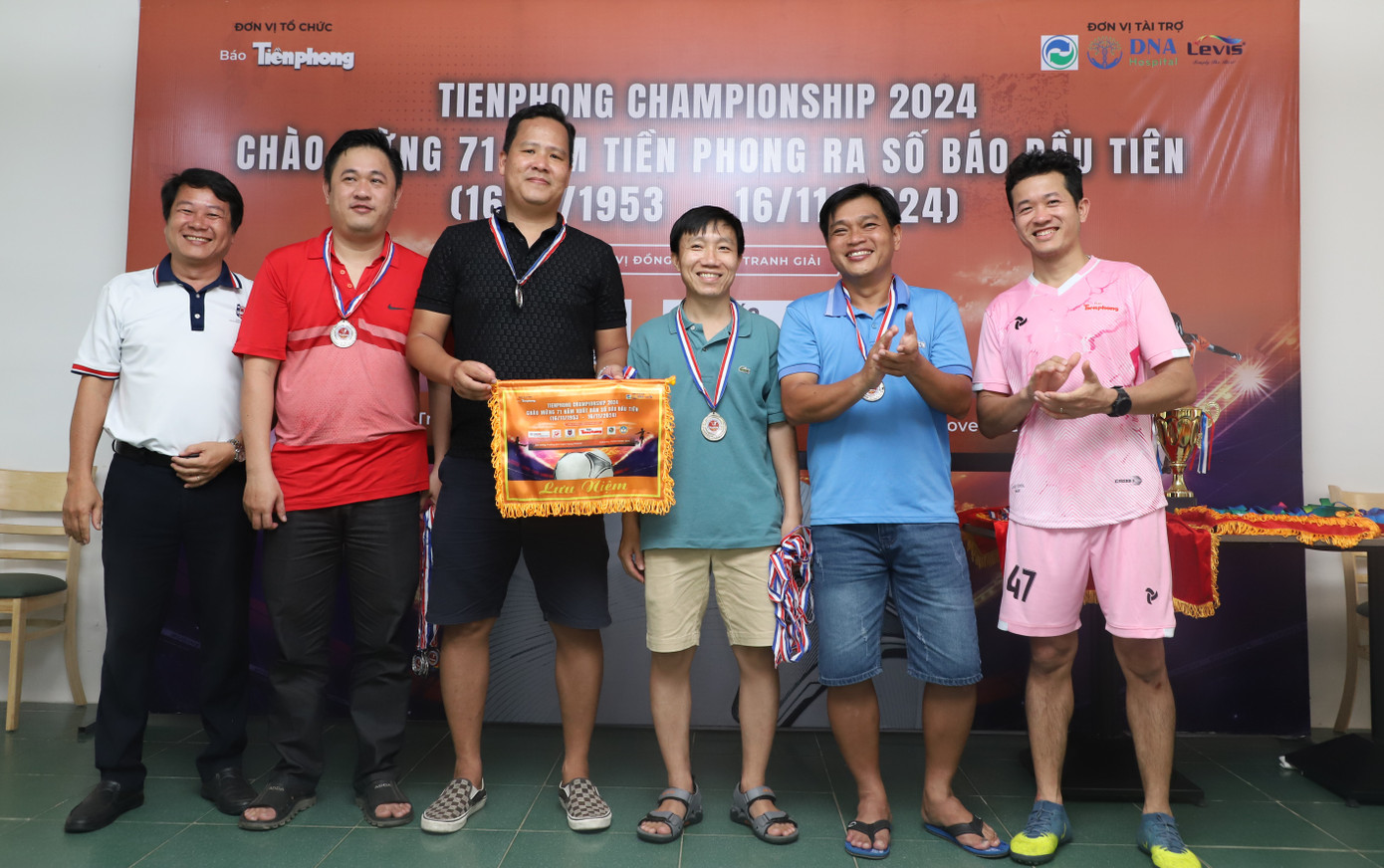 Các đội bóng nhận khen thưởng sau những cống hiến hết mình trên sân bóng. Ảnh: Ngô Tùng