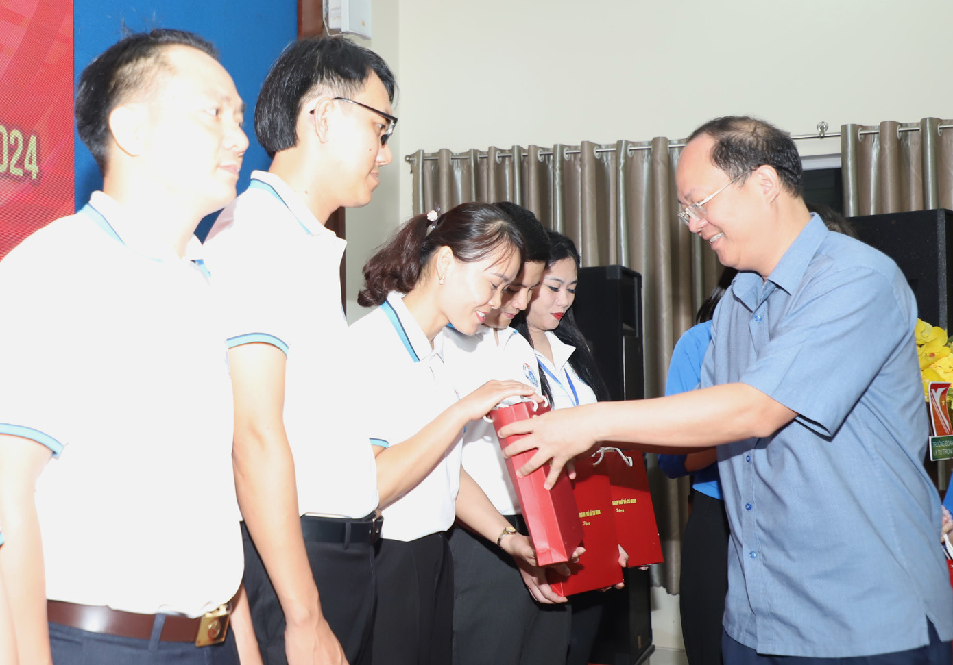 Ông Nguyễn Hồ Hải trao quà cho các bạn trẻ tại buổi gặp gỡ thân tình.