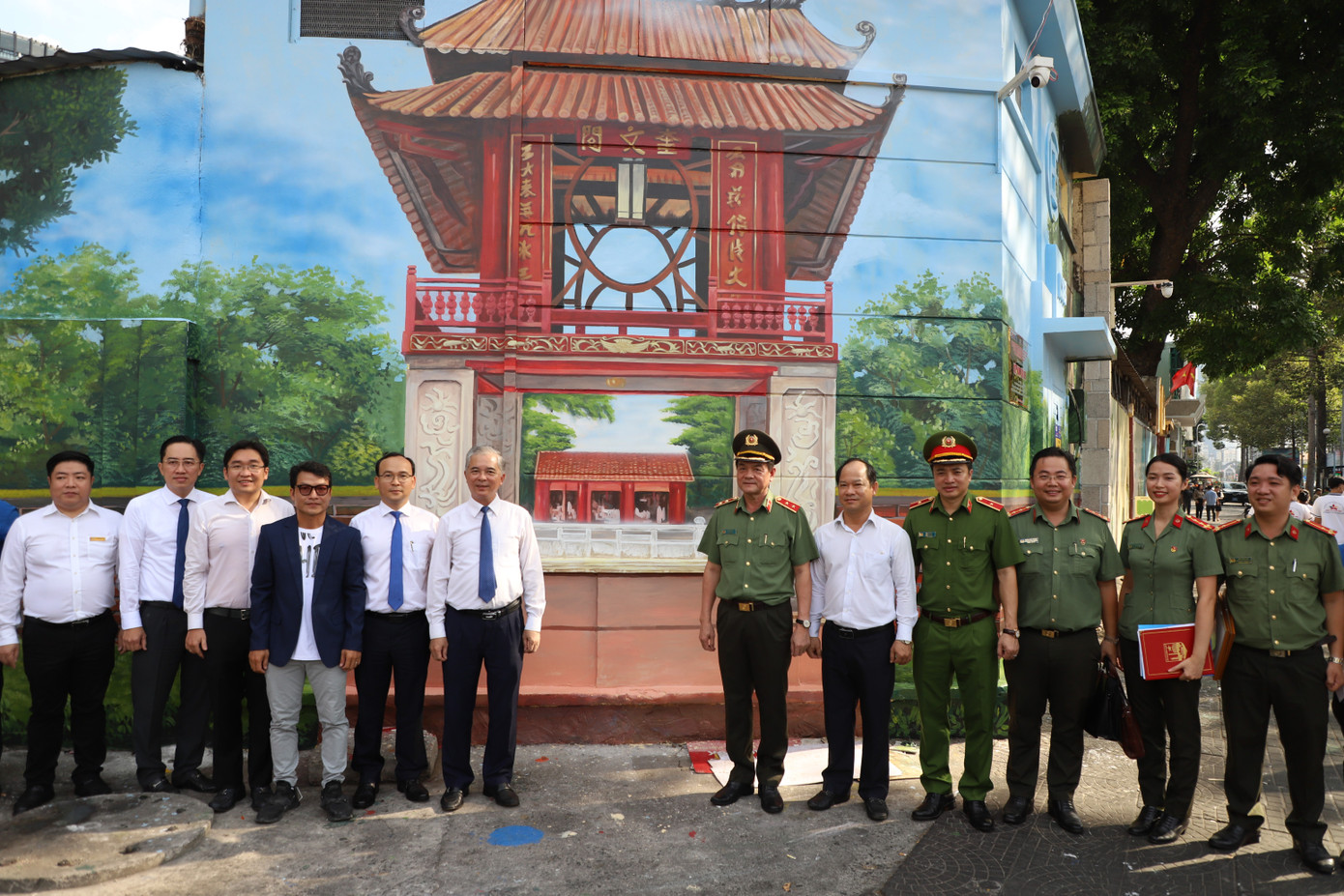 Phó Chủ tịch Ngô Minh Châu cùng Giám đốc CATP Lê Hồng Nam tham quan một số mảng tường bích họa.