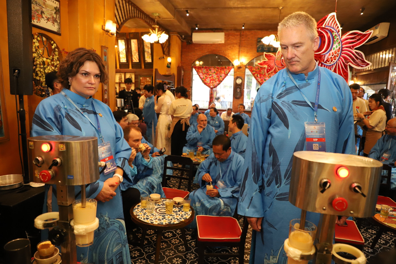 Hai vị khách quốc tế cùng trải nghiệm pha cà phê trứng. Hai vị khách quốc tế cùng trải nghiệm pha cà phê trứng.