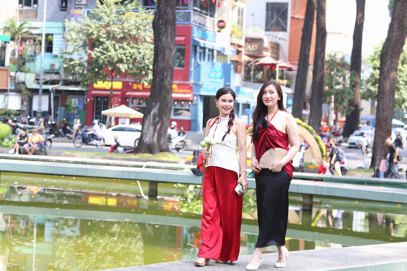 "Cuối năm cũng muốn chụp bộ ảnh vui vui như nhiều bạn trẻ hiện nay. Tụi mình muốn lưu giữ những khoảnh khắc, kỷ niệm thời còn trẻ trung, để về sau nhìn ngắm sự đổi thay của bản thân về thời trang, ngoại hình", đôi bạn chia sẻ.