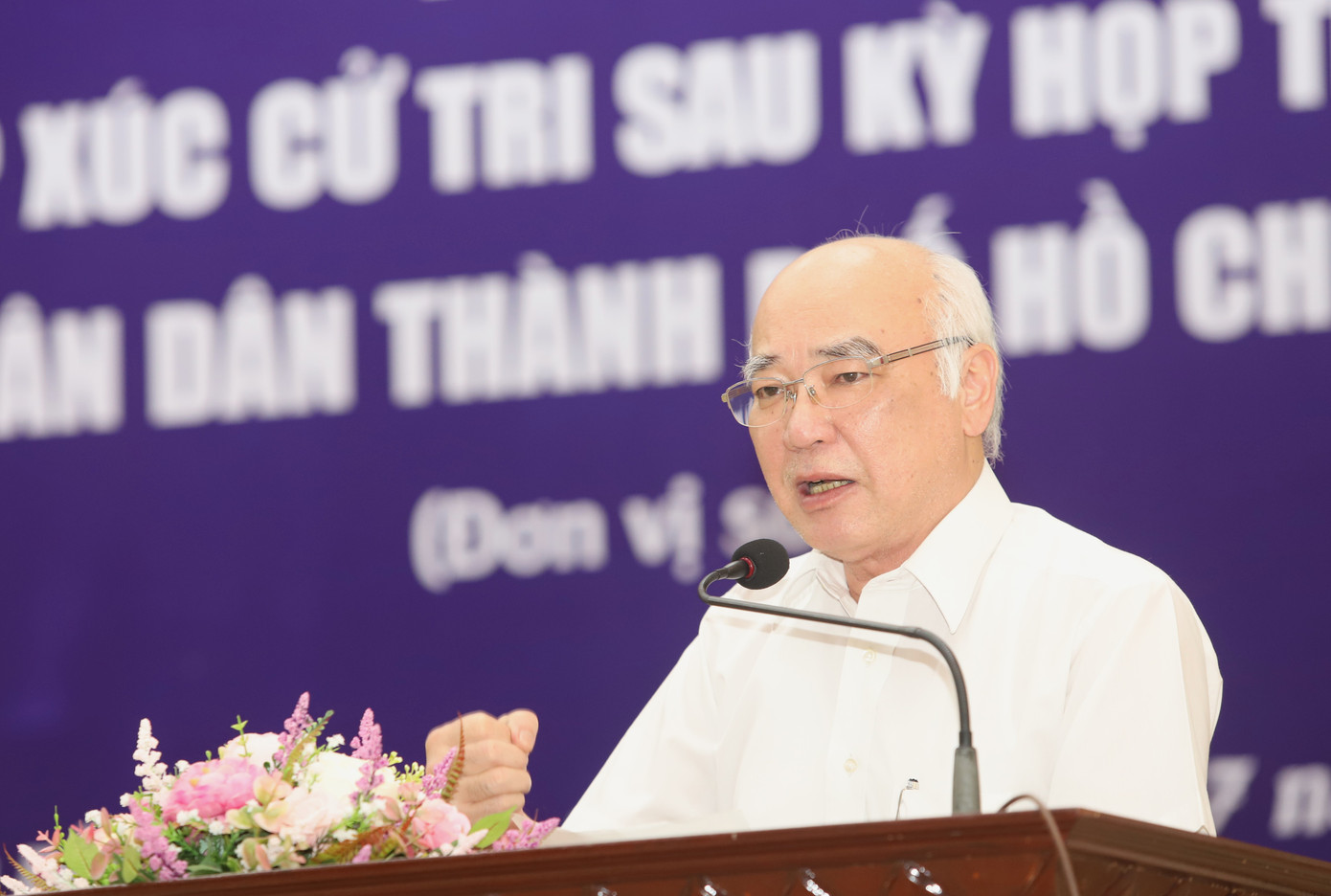 Ông Phan Nguyễn Như Khuê trao đổi ý kiến với các cử tri. Ảnh: Ngô Tùng