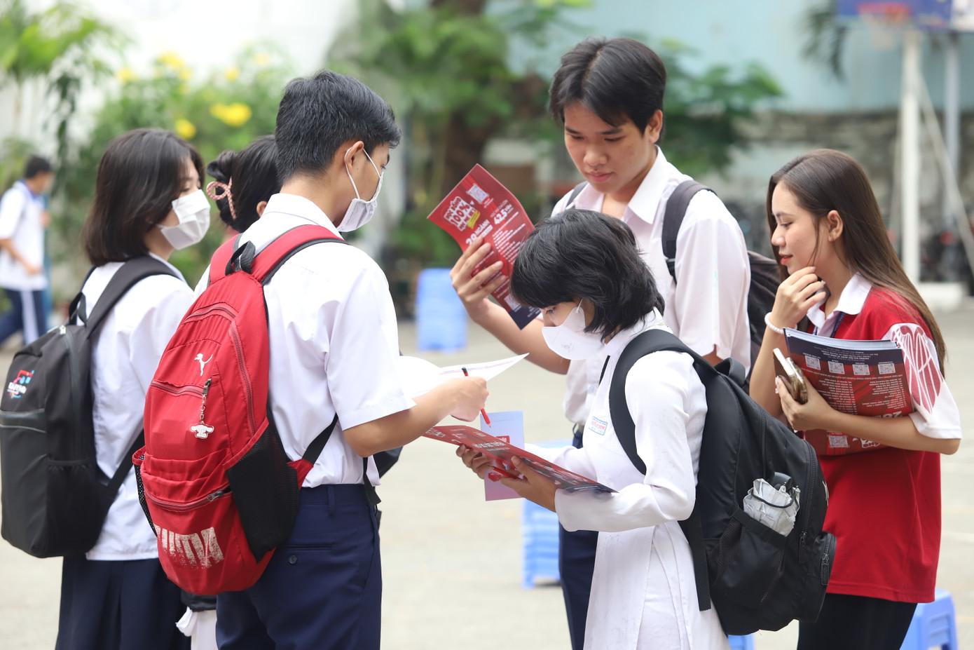 Các bạn học sinh Trường THPT Nguyễn An Ninh tại buổi ngoại khóa.