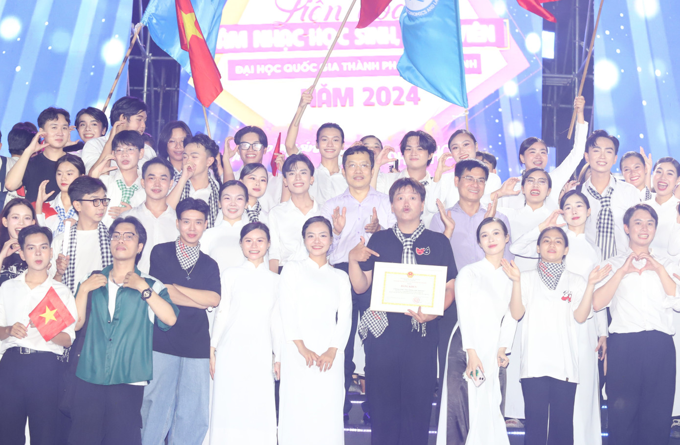 “Liên hoan âm nhạc không chỉ là một cuộc thi mà còn là nơi để các em HSSV thể hiện tinh thần đoàn kết, bản lĩnh và tình yêu đối với nghệ thuật, nuôi dưỡng những giá trị văn hóa trong cộng đồng HSSV” - GS.TS Thanh Mai nhấn mạnh và hy vọng qua những trải nghiệm tại liên hoan, các bạn trẻ sẽ càng tự tin, dấn thân vào những hành trình sáng tạo mới, đóng góp vào sự phát triển không chỉ trong nghệ thuật mà cả trong cuộc sống và học tập. Ảnh: Ngô Tùng